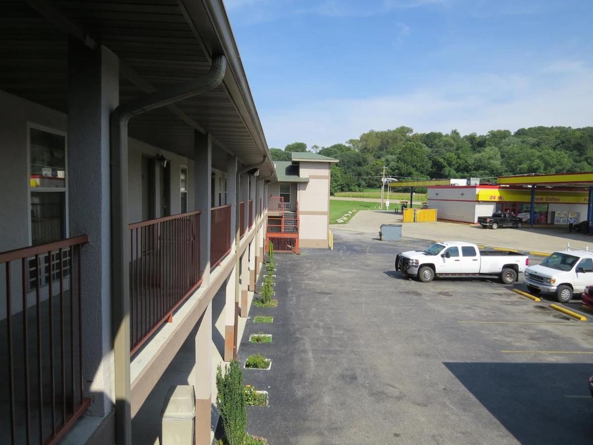 First Western Inn Caseyville Ngoại thất bức ảnh