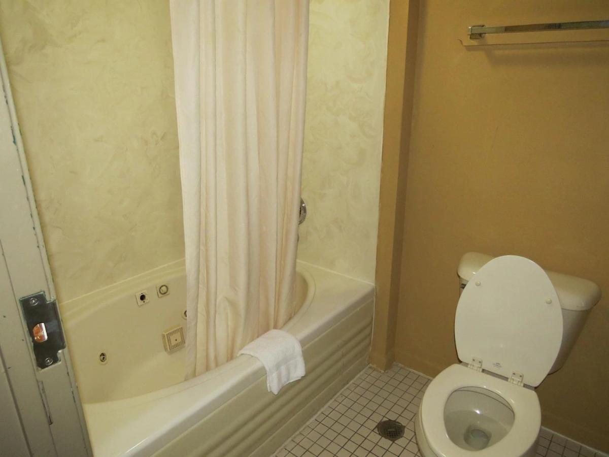 First Western Inn Caseyville Ngoại thất bức ảnh